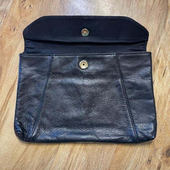 Simple Black Vintage Clutch - Picture 3 of 7